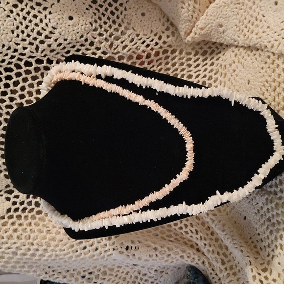 Shell necklaces (2) - Picture 1 of 3